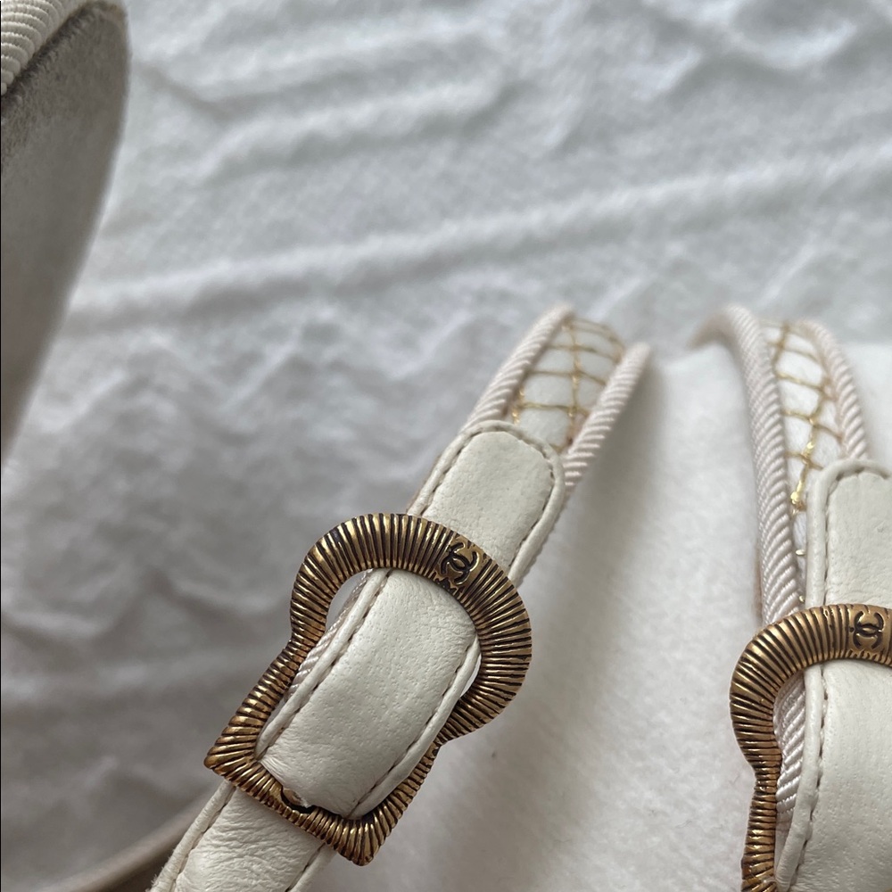 CHANEL Camellia Heels Sandals Slingback size 35 / 5 B gold white flower - Picture 12 of 17